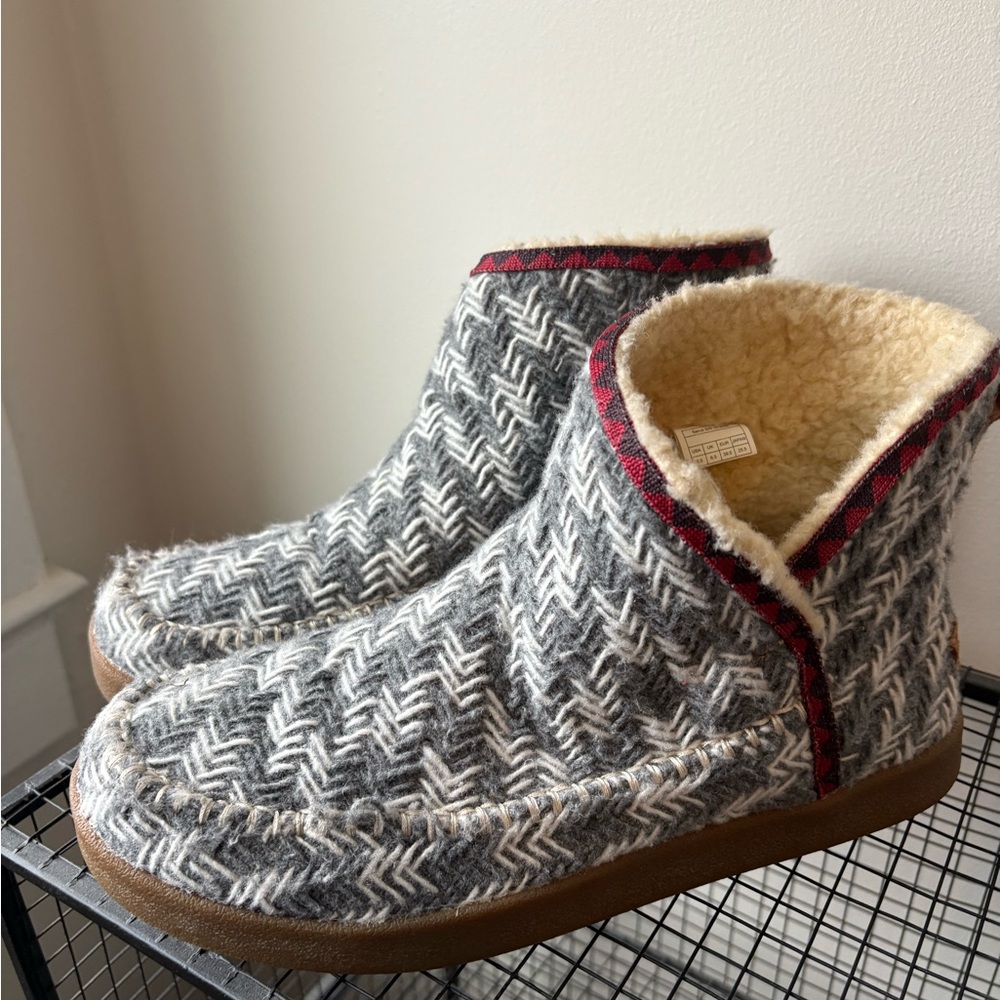 Sanuk Gray & White Herringbone Sherpa-Lined Winter Boots with Red Trim